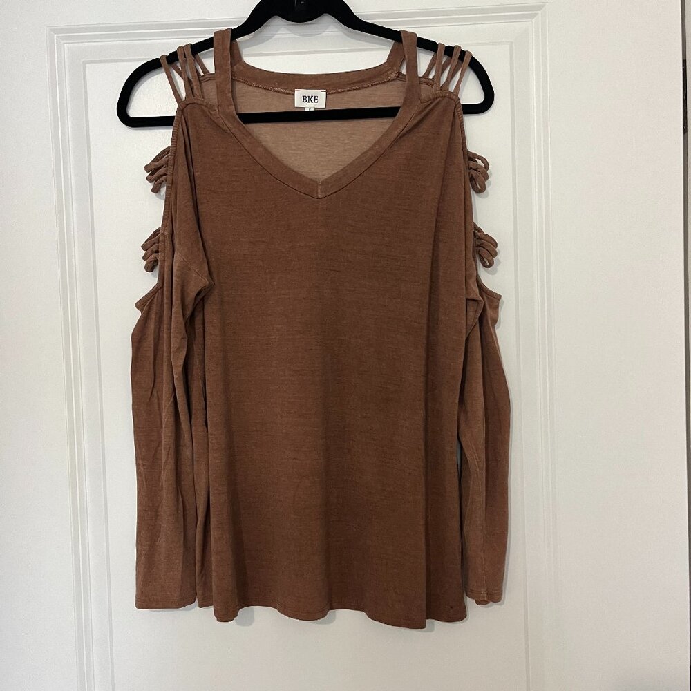 BKE Women's long sleeve red / rust color shirt with cold shoulder cut out detail